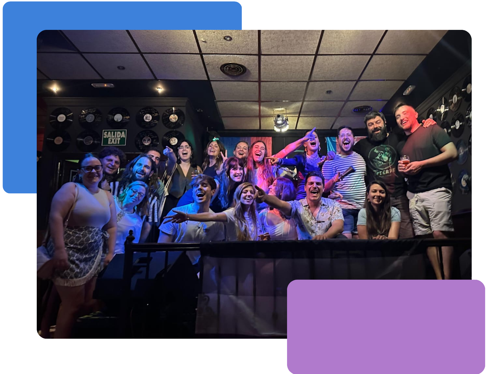 20 personas, la mayoría miembres de la asociación LGTBI Colors de l'Horta posan en el escenario de la Sala Euterpe en el aniversario de 2024. Ahí también están las chicas del pódcast Casquería Fina y los dueños de la sala.