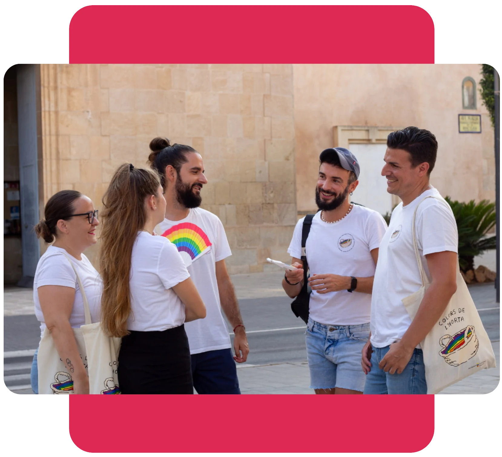 Cinco miembros de Colors de l'Horta hablan en la plaza del ayuntamiento de Sant Joan.