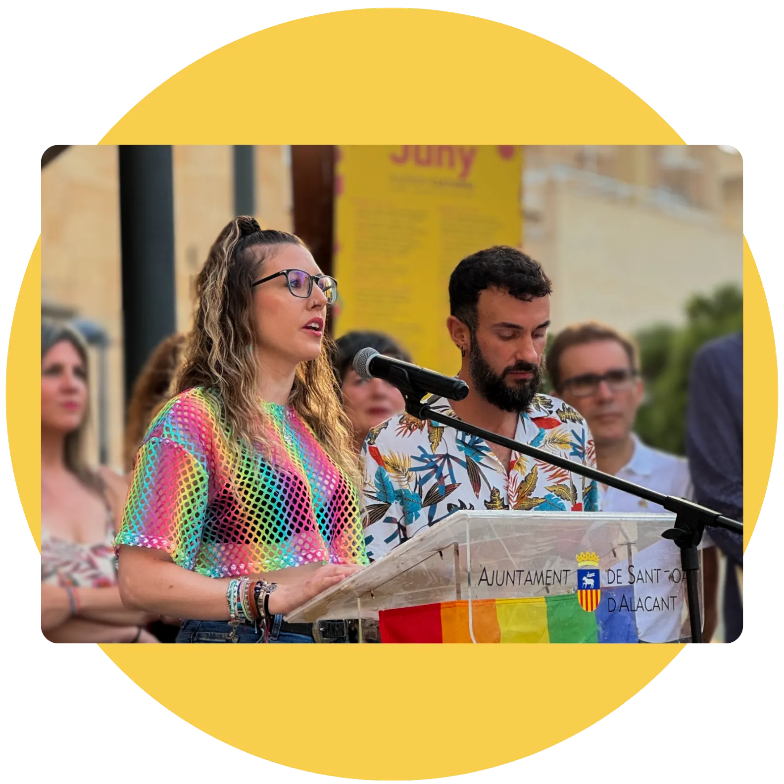 Dos miembros de la asociación LGTBI Colors de l'Horta leen el discurso que se preparó para el Orgullo 2024-