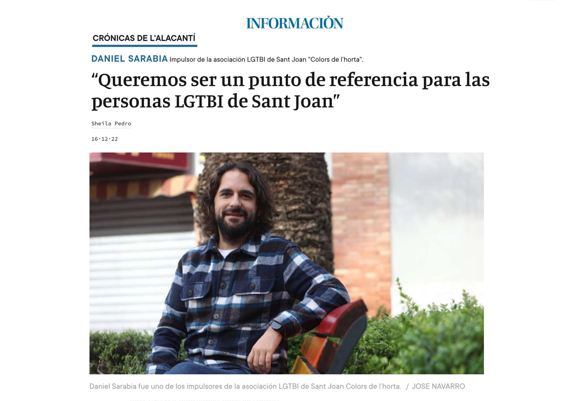 Captura de pantalla del artículo titulado "Queremos ser un punto de referencia para las personas LGTBI de Sant Joan" con una foto de Daniel Sarabia sentado en uno de los bancos con la bandera arcoiris del ayuntamiento.