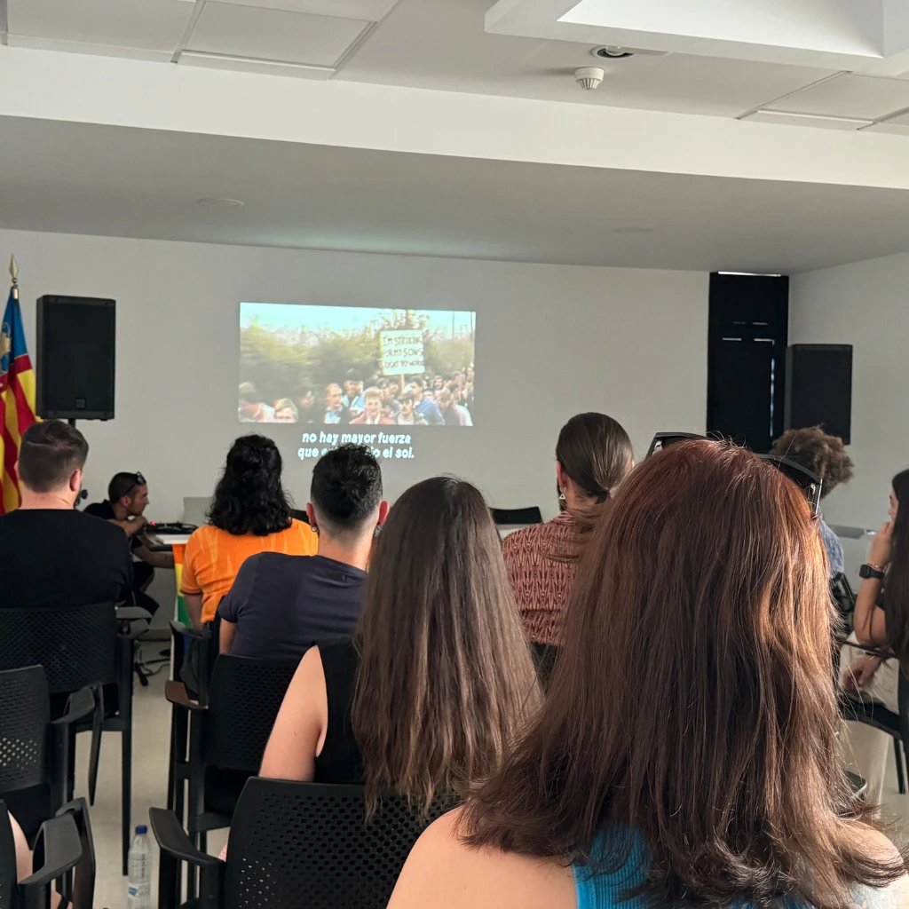 Una sala de la Casa de Cultura de Sant Joan llena por el cinefórum organizado por Colors de l'Horta.