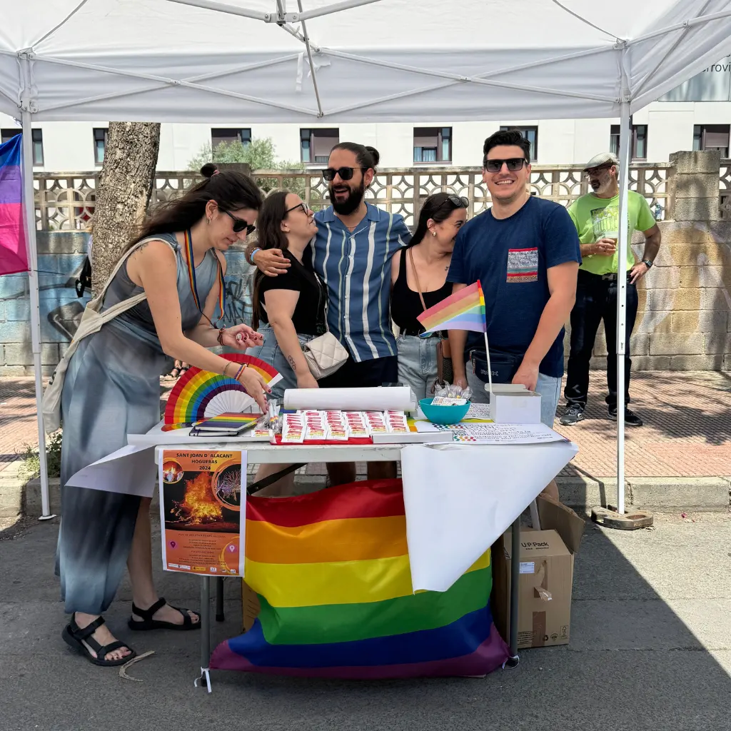 Estánd de Colors de l'Horta con abanicos, bolis, libretas que dimos de forma gratuita en un evento de Sant Joan d'Alacant.