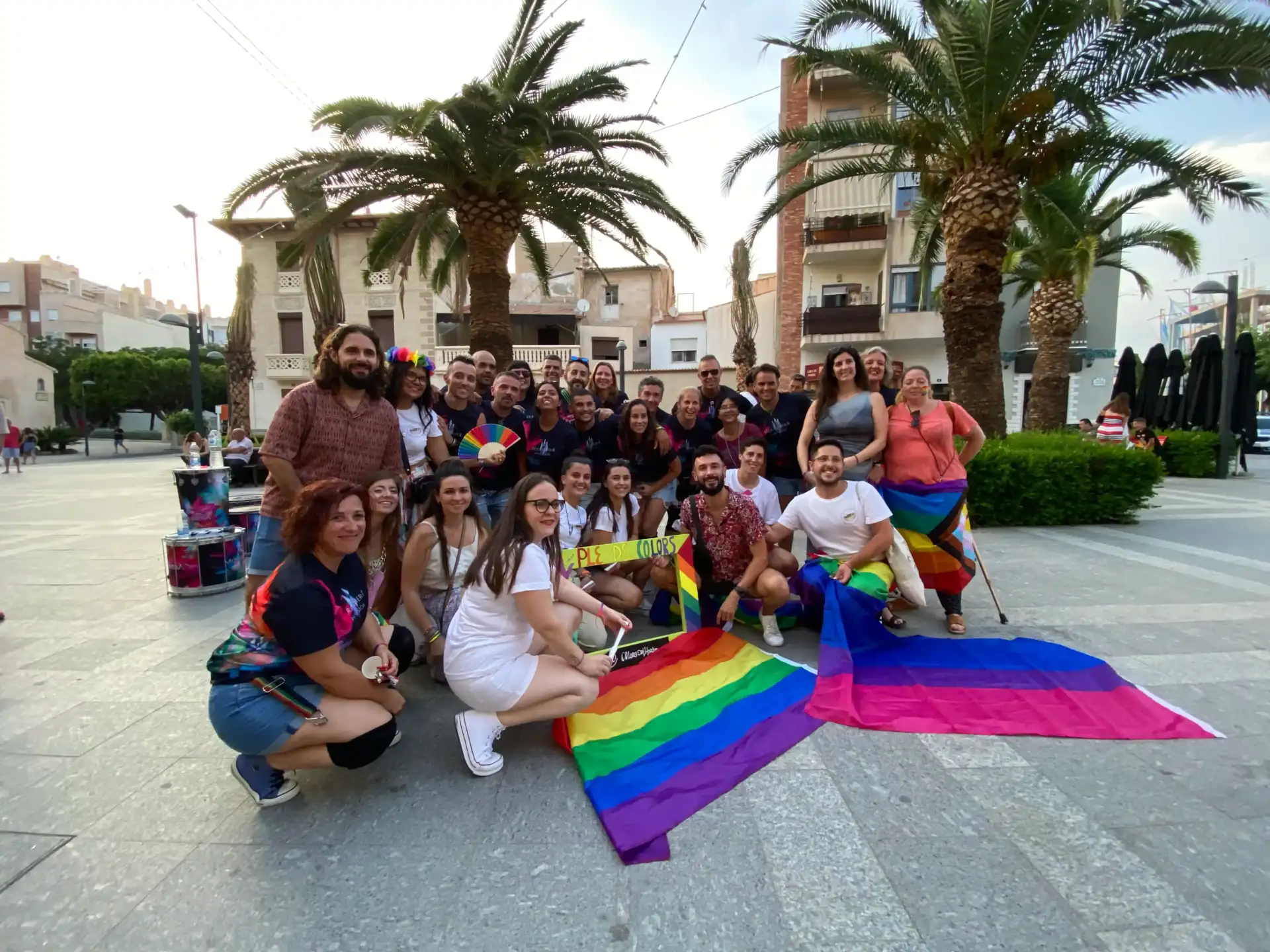 30 personas posan en el Ayuntamiento de Sant Joan con banderas LGTBIQA+.