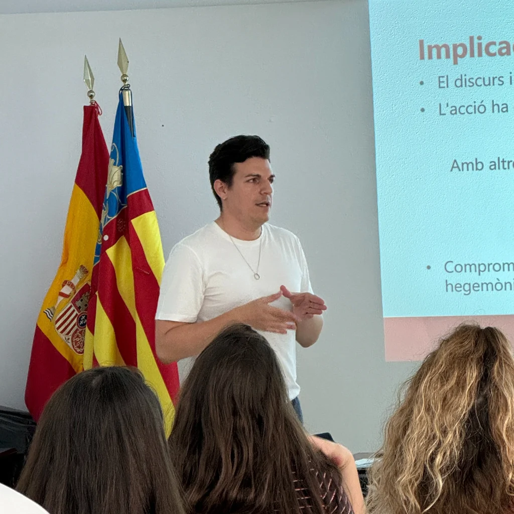 El presidente de la asociación LGTBI Colors de l'Horta, Sergio Agueitos, dando una charla para les miembres.